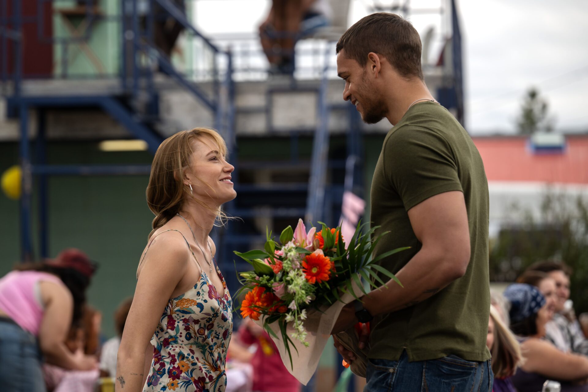 Kenna Rowan (Maika Monroe) und Ledger Ward (Tyriq Withers) kommen sich näher – doch das macht alles noch komplizierter.