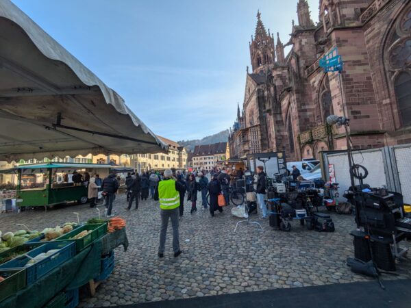 Auf dem Münsterplatz entstehen Aufnahmen für eine SWR/ARTE-Miniserie.