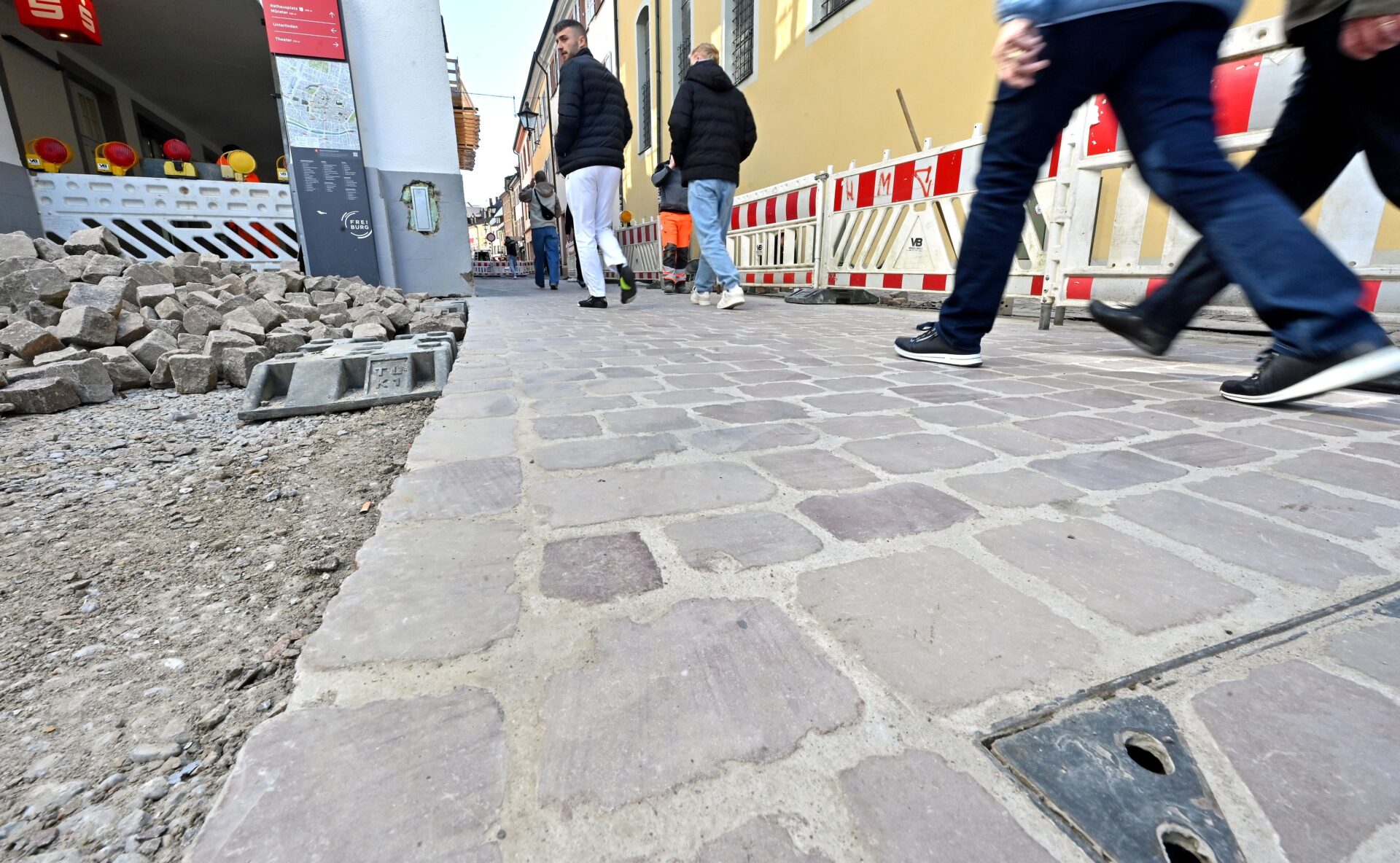Im Eingangsbereich der Rathausgasse am Rotteckring wurde das neue Pflaster bereits verlegt.