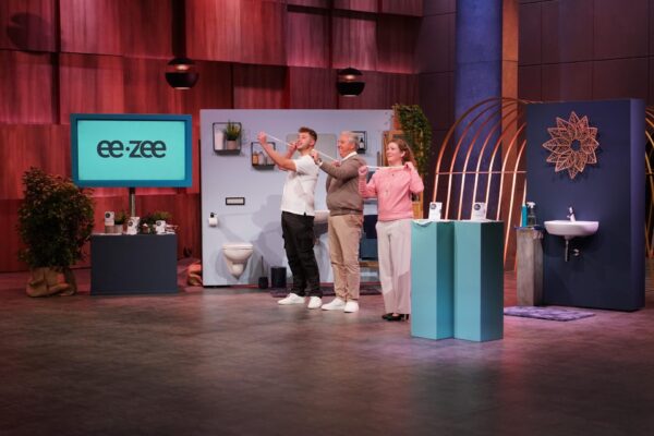 Sandra und Heiko Geffers und ihr Sohn Tom-Lewis präsentierten bei „Die Höhle der Löwen“ ihr Produkt „Eezee“ – eine einfache, aber revolutionäre Lösung für perfekt gezogene Silikonfugen. Da lieferten sich die „Löwen“ einen emotionalen Schlagabtausch, um die Freiburger für sich zu gewinnen.. Foto: RTL /Stefan Gregorowius