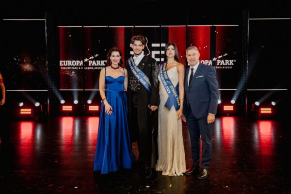 Das Moderatoren-Duo „Let’s Dance“-Juror Joachim Llambi (r.) und Ex-„Miss Germany“ Babett Konau (l.) mit den „Face of Europe“-Gewinnern Jennifer Teles aus Österreich und Max de Boer aus den Niederlanden.