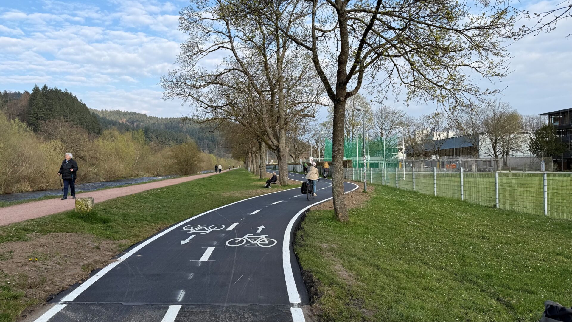 Um mehr als einen Meter wurde der Radweg hier verbreitert. Foto: Heike Schwende