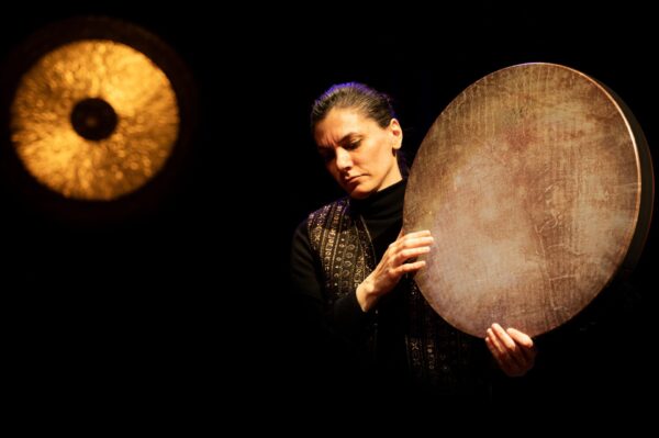 Sara Fotros, iranische Musikerin aus London, zeigt kraftvolle Percussion auf der persisch-kurdischen Rahmentrommel Daf.