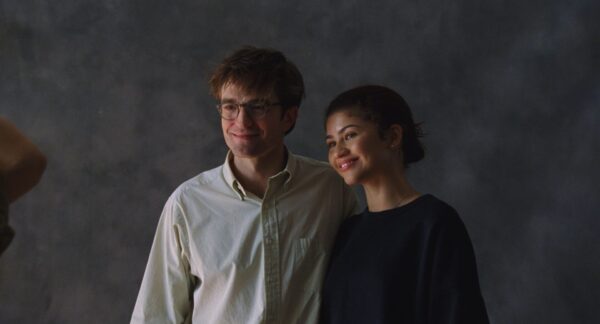 Charlie (Robert Pattinson) und Emma (Zendaya) planen ihre Traumhochzeit, doch ihre Liebe wird auf eine harte Probe gestellt.
