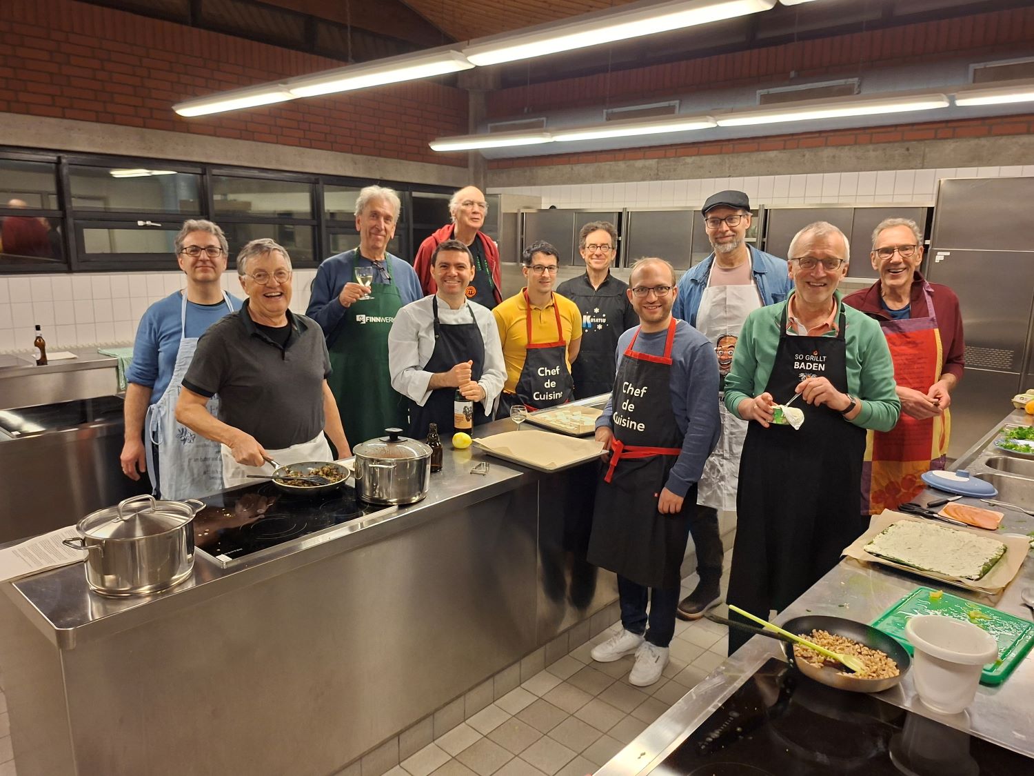 Bei der Erstauflage des vhs Männerkochkurses ging es fröhlich lecker zu. Foto: vhs/D.Koev