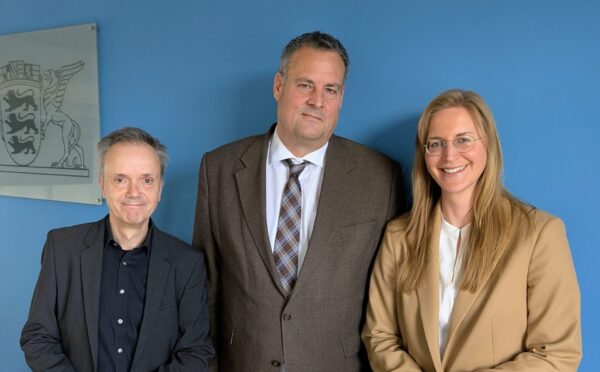 Von links: Klaus Döll, Sprecher Verwaltungsgericht Freiburg, Christoph Sennekamp, Präsident des Verwaltungsgerichts, Lisa Körner, Sprecherin Verwaltungsgericht Foto: Bernd Peters