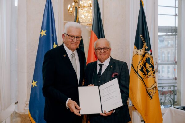 Ex-DFB-Präsident Fritz Keller (r.) wurde von Ministerpräsident Winfried Kretschmann mit dem Verdienstorden des Landes ausgezeichnet.