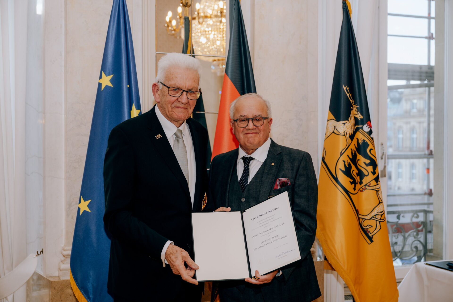 Ex-DFB-Präsident Fritz Keller (r.) wurde von Ministerpräsident Winfried Kretschmann mit dem Verdienstorden des Landes ausgezeichnet.