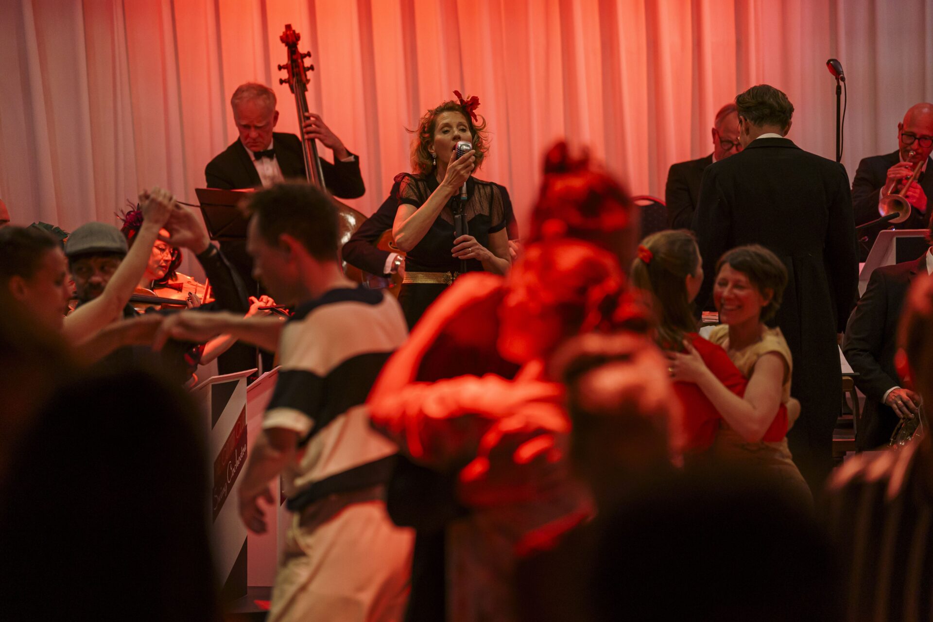 Tanzen zu Live-Musik: Das 14-köpfige Cotton Club Swing Orchestra steht für authentischen Bigband-Swing der 30er und 40er Jahre.