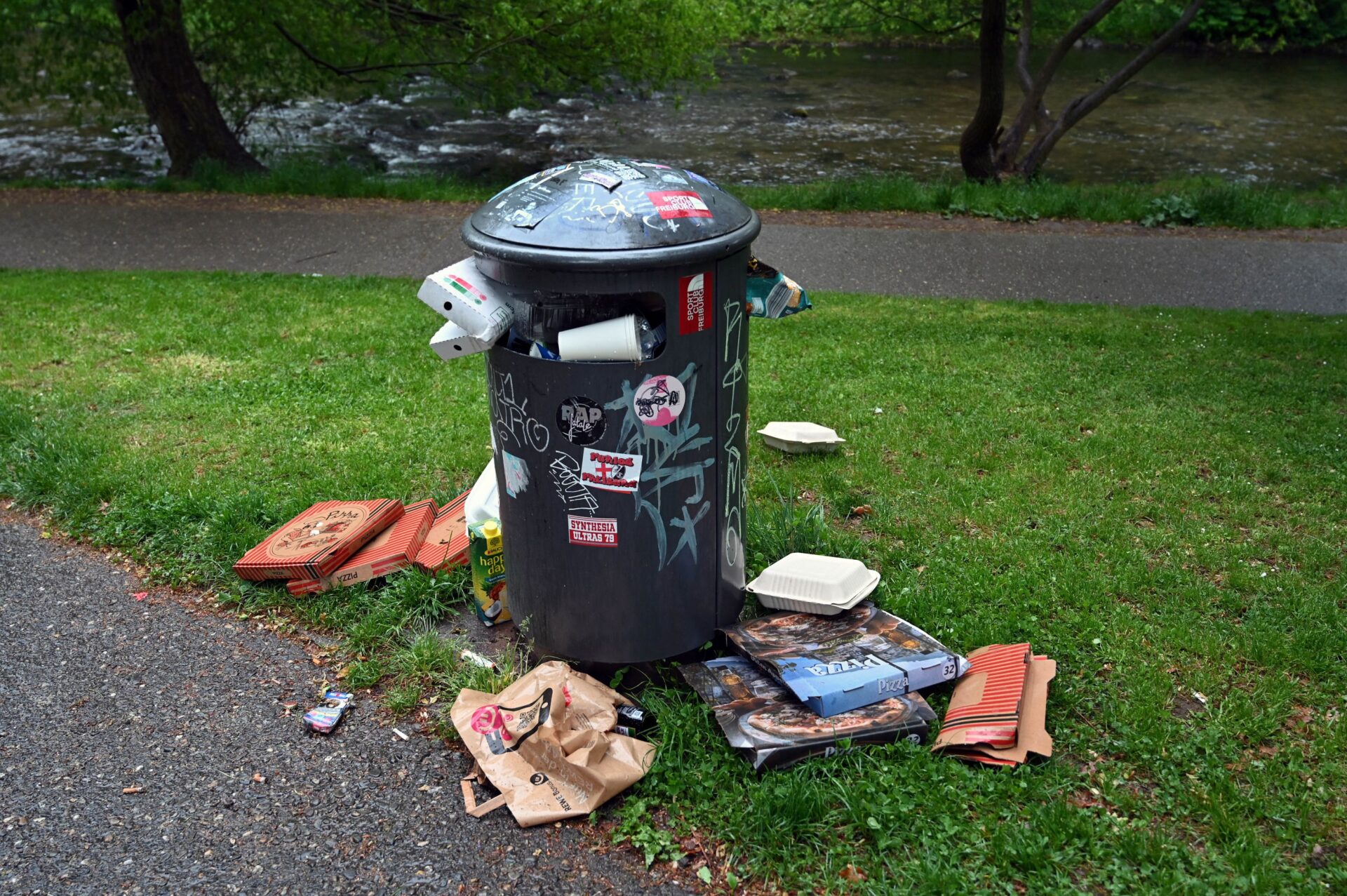 Die Verpackungssteuer soll den Müll im öffentlichen Raum reduzieren – über deren Sinn diskutiert der Gemeinderat im Oktober.