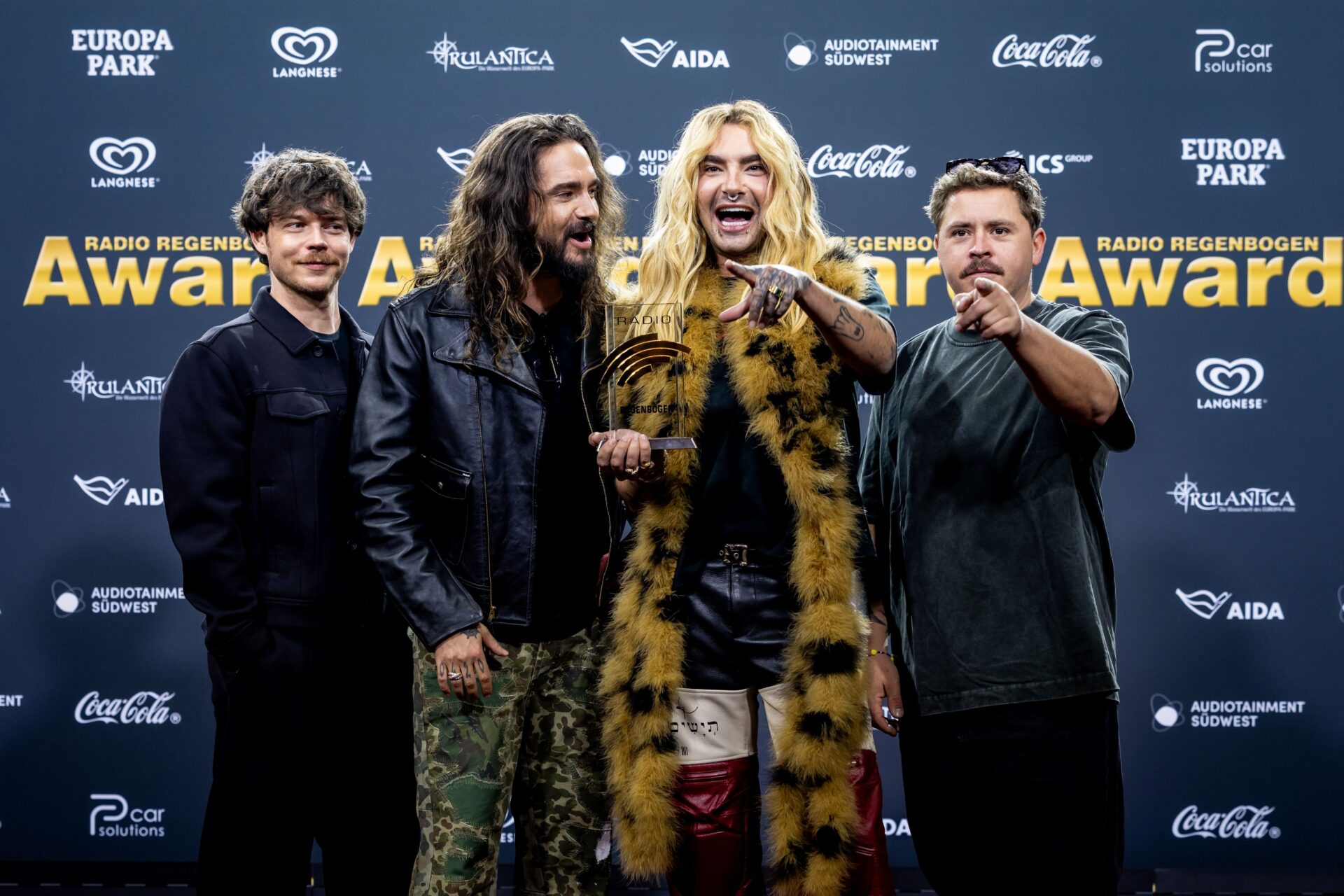 Sie sorgten bei den Fans am roten Teppich für Kreischalarm: Georg Listing (v.l.), Tom und Bill Kaulitz und Gustav Schäfer von „Tokio Hotel“.