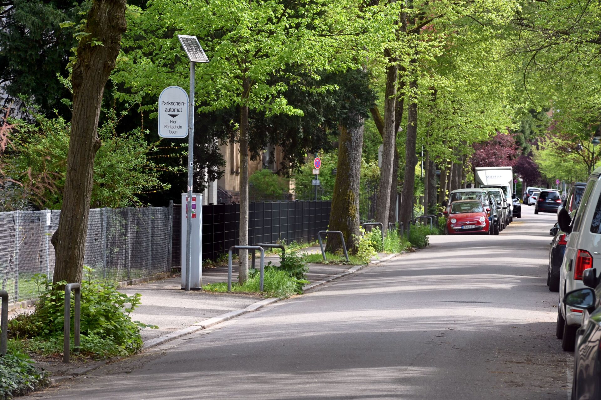 Durch die geänderte Parkplatzordnung gibt es in der Reichsgrafenstraße nun weniger Parkplätze. Foto: Thomas Kunz