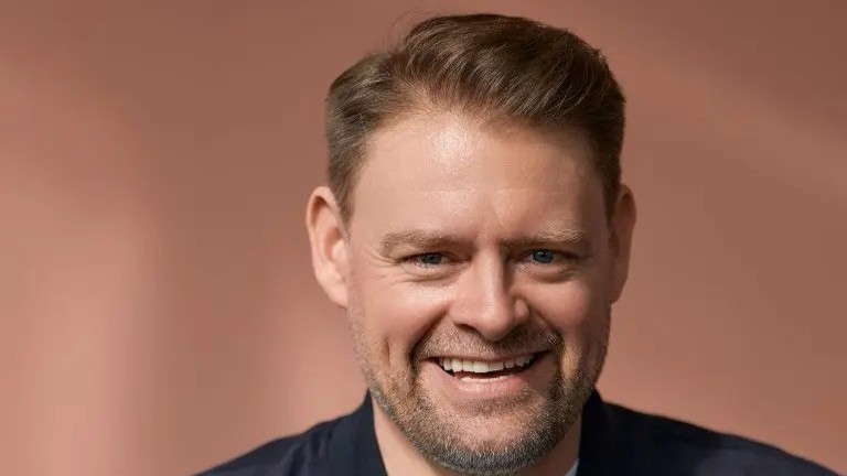 Comedian Max Giermann plaudert bei „Nachgefragt“ mit Freiburger Schülern.