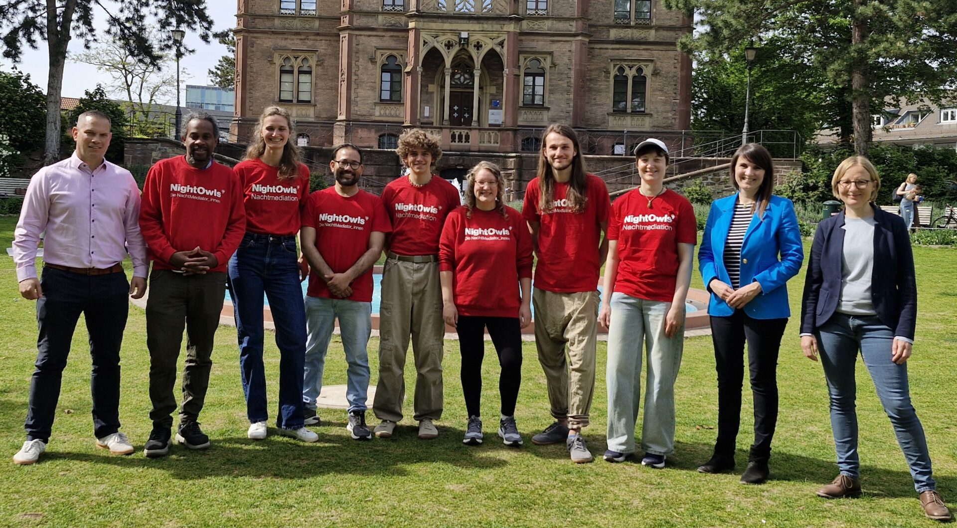 Freuen sich über die Verstärkung für die Nachtmediatoren (v.l.): Ramon Oswald, Leiter der Abteilung Öffentlicher Raum beim Amt für Öffentliche Ordnung, die „Night Owles“ Edwin Velasco-Caicedo, Rachel Staffa, Sakhi-Ahmad Noori, Joris Kamerzin, Jade Decker, Aaron Aschenbrenner, und Elena Liegl, Ordungsbürgermeisterin Carolin Jenker und Franziska Scheuble, Leiterin des Amts für öffentliche Ordnung.