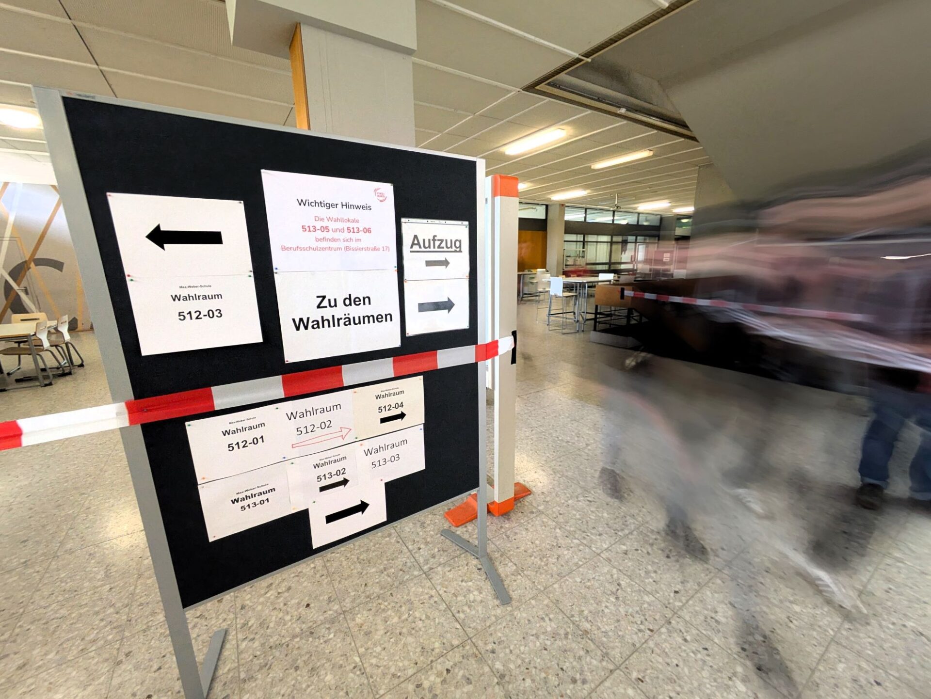 OB-Wahl 2026 in Freiburg: Wahllokal in der Max-Weber-Schule im Stühlinger. Foto: Joers
