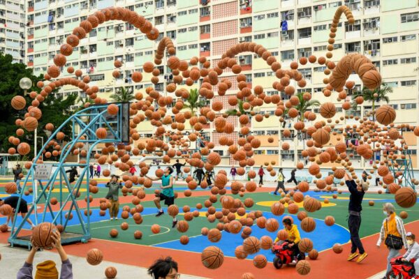 Das Werk „Choi Hung Estate Basketball“ aus Hongkong des Fotokünstlers Pelle Cass.