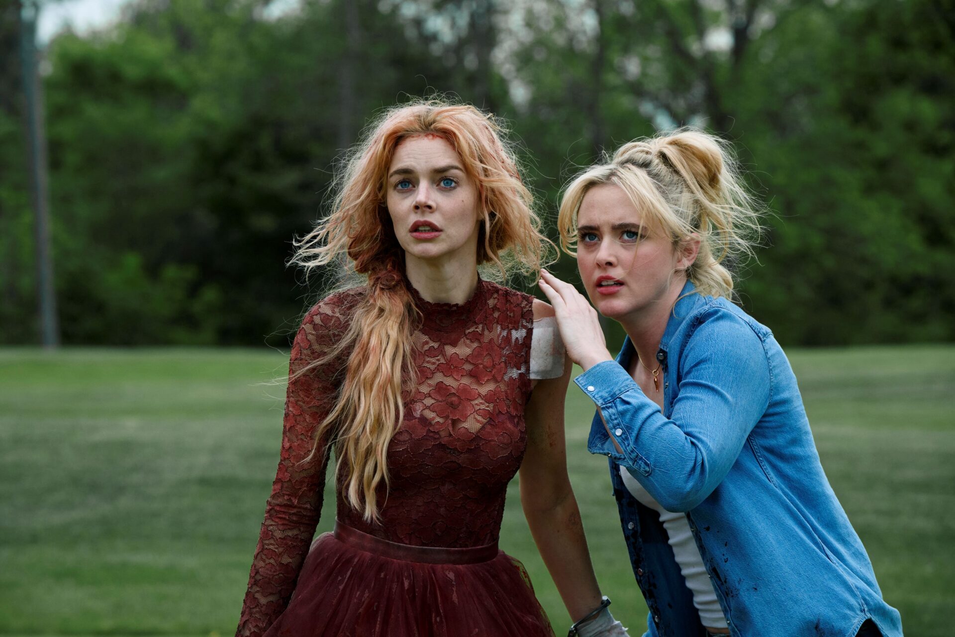Grace (Samara Weaving,l.) muss nicht nur sich selbst retten, sondern auch ihre Schwester Faith (Kathryn Newton) beschützen.
