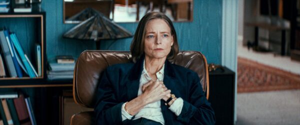 Therapeutin Lilan (Jodie Foster) glaubt nicht, dass sich ihre Patientin umgebracht hat. foto: Plaion Pictures
