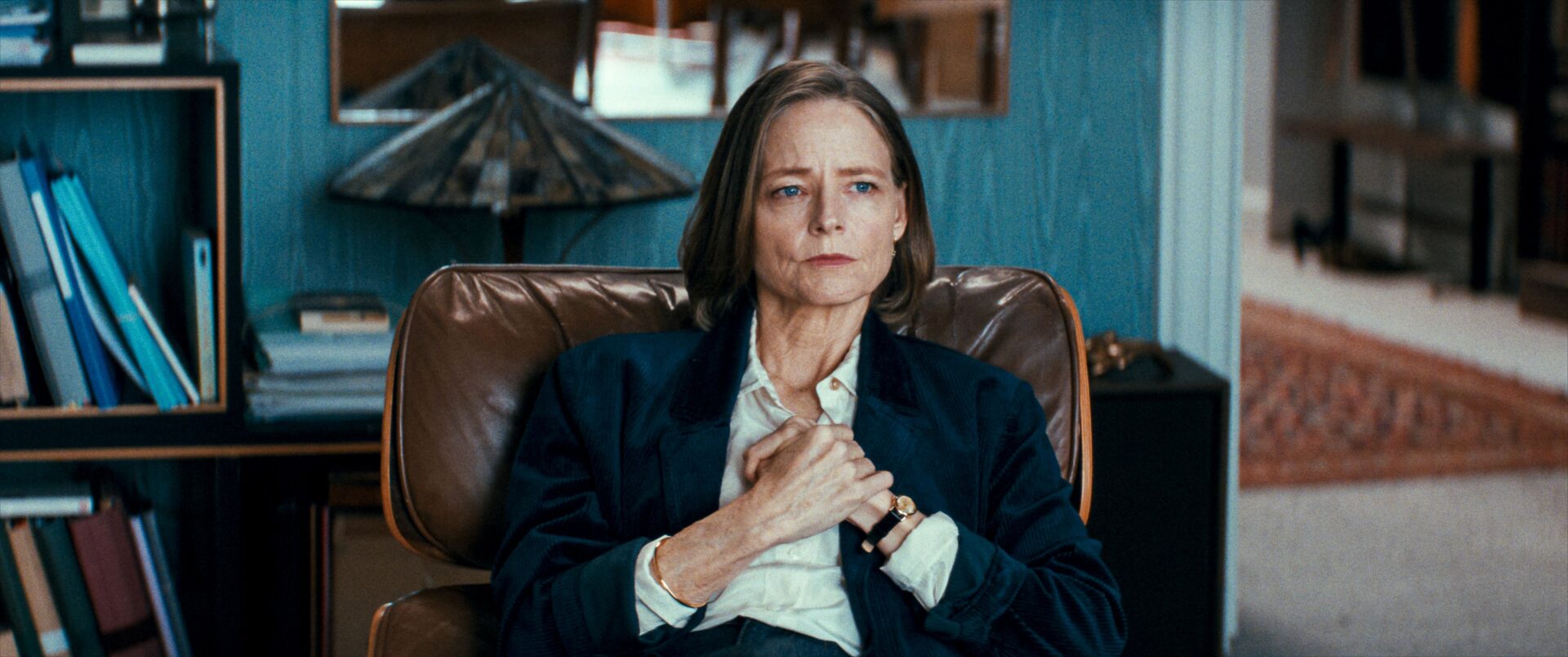 Therapeutin Lilan (Jodie Foster) glaubt nicht, dass sich ihre Patientin umgebracht hat. foto: Plaion Pictures