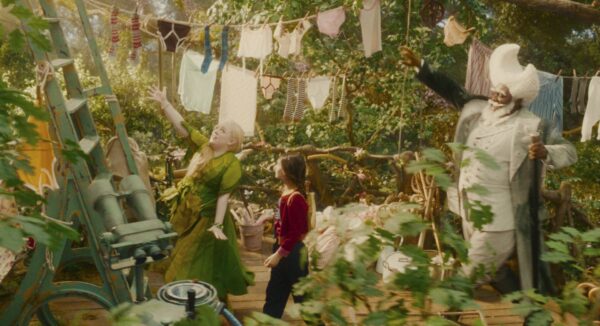 Fran (Billie Gadsdon) wird von Seidenhaar (Nicola Coughlan) und Mondgesicht (Nonso Anozie) den Baum hinaufgeführt. Über eine Leiter erreichen sie Länder voller Wunder.