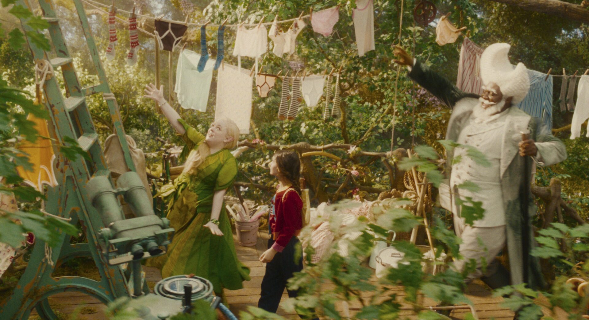 Fran (Billie Gadsdon) wird von Seidenhaar (Nicola Coughlan) und Mondgesicht (Nonso Anozie) den Baum hinaufgeführt. Über eine Leiter erreichen sie Länder voller Wunder.