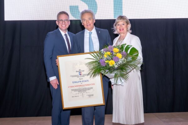 Jürgen Mack wurde zum Ehrenbürger der Gemeinde Rust ernannt: Bürgermeister Kai-Achim Klare mit Jürgen und Mauritia Mack bei der Verleihung.