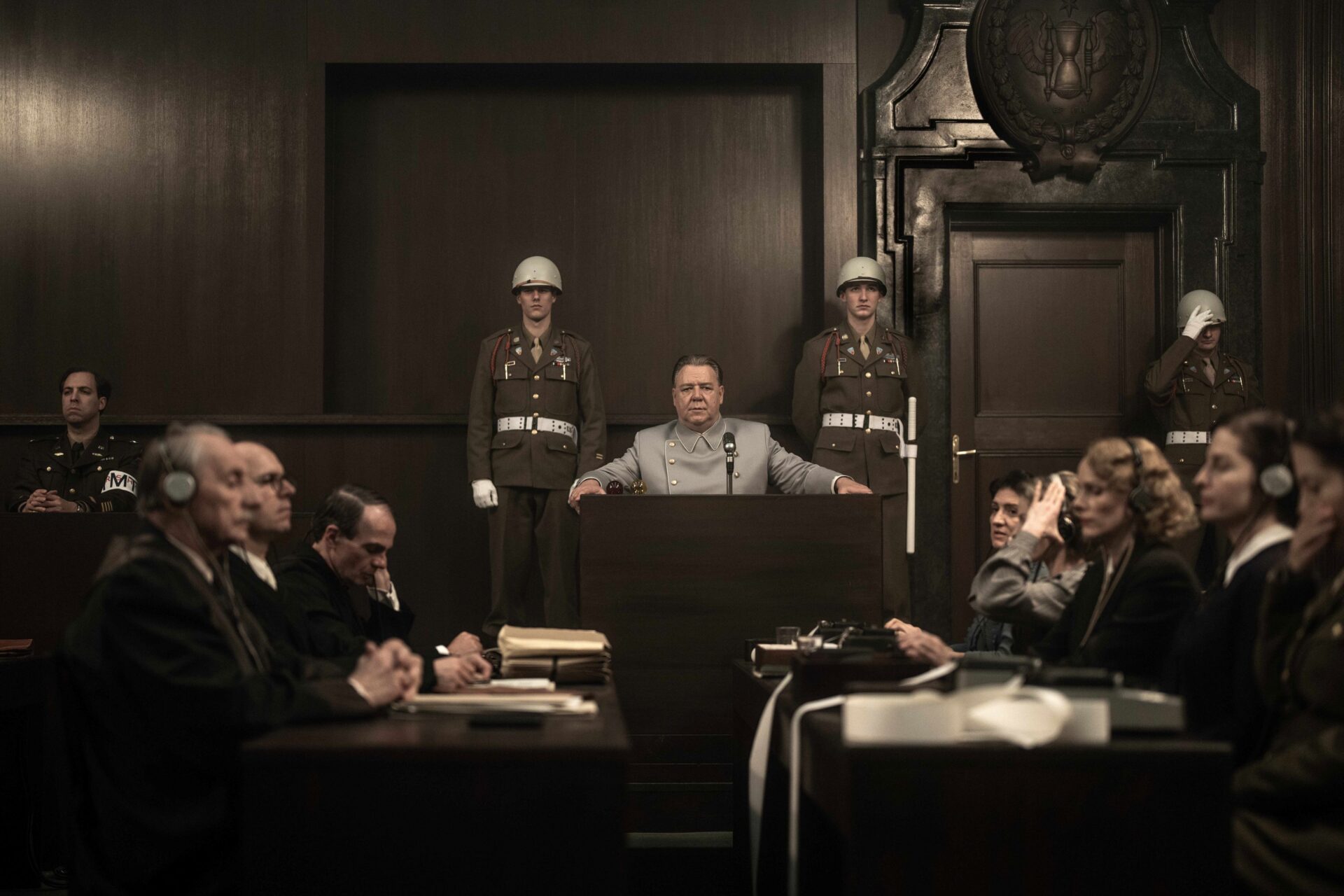 Hermann Göring (Russell Crowe) steht in Nürnberg vor Gericht.