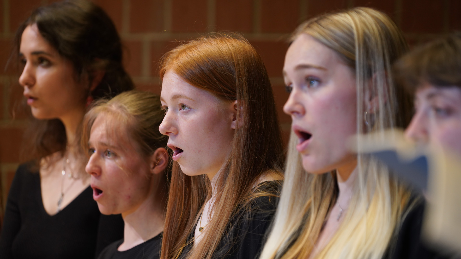 Der Chor der Hochschule für Musik Freiburg gestaltet mit einem Basler Chor ein gemeinsames Programm.