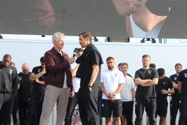 Beim Empfang auf der Messe waren SC Trainer Julian Schuster und sein Team noch sichtlich geknickt von der Niederlage - die Euphorie der Fans war trotzdem riesig. Foto: Detlef Berger