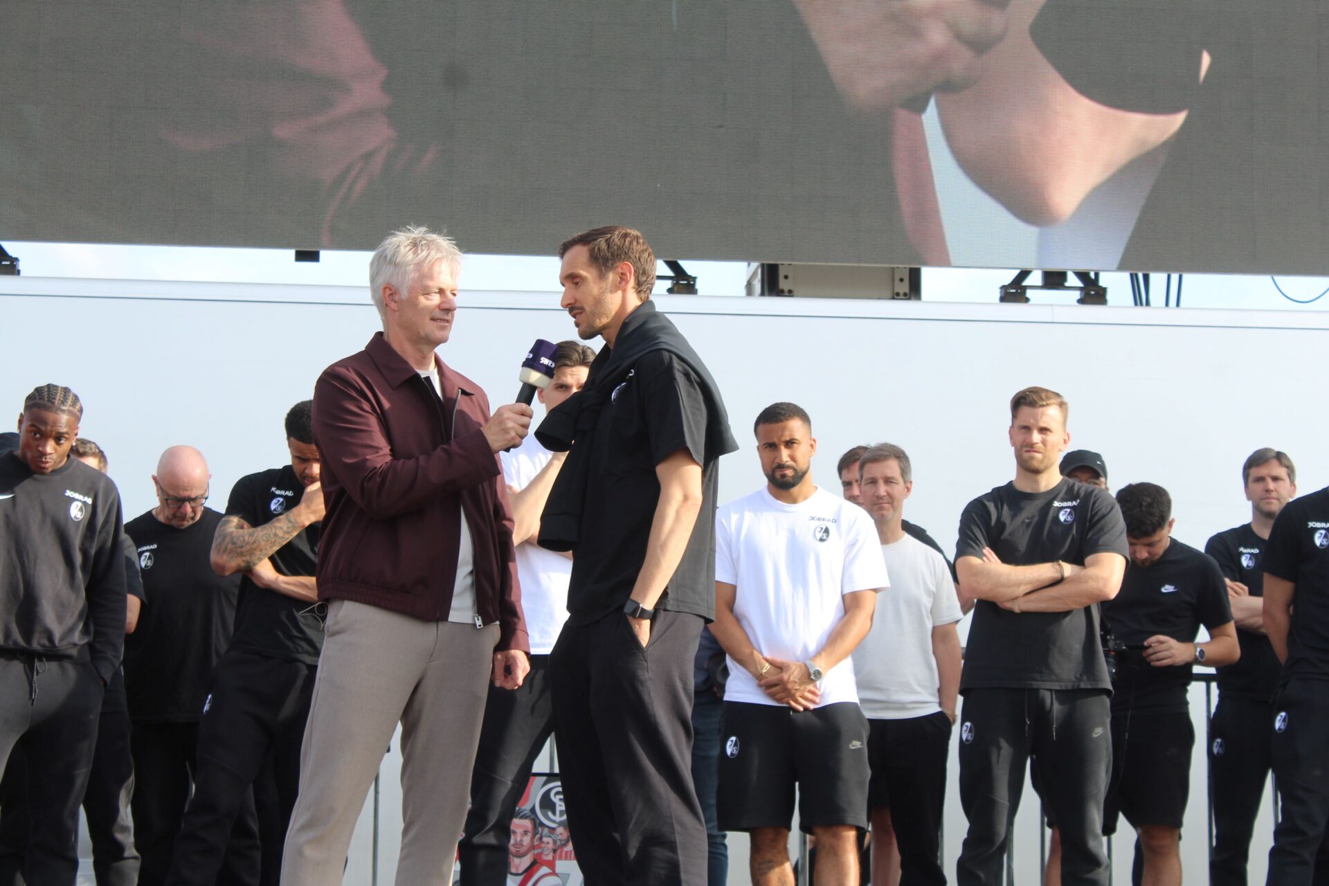 Beim Empfang auf der Messe waren SC Trainer Julian Schuster und sein Team noch sichtlich geknickt von der Niederlage - die Euphorie der Fans war trotzdem riesig. Foto: Detlef Berger