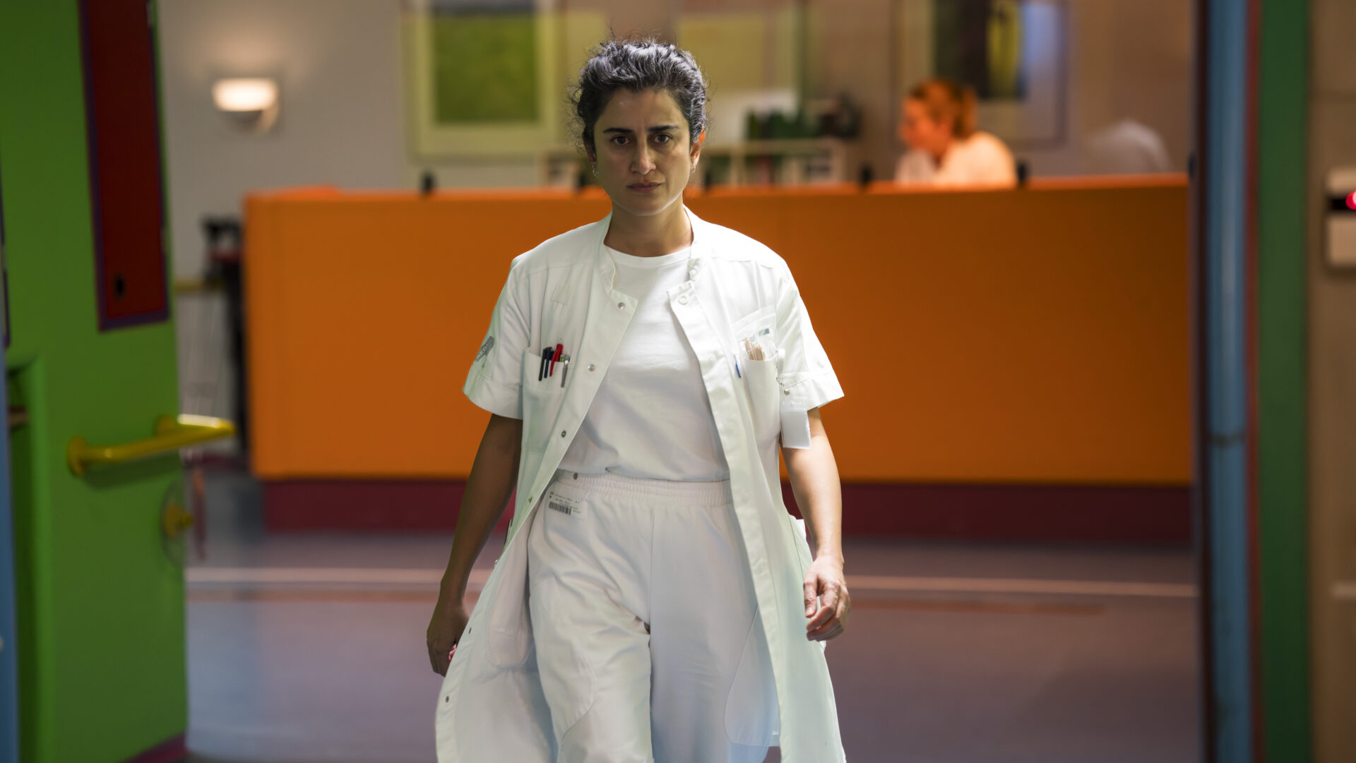 Neurologin Alexandra (Özlem Saglanmak) kämpft mit den emotionalen Nachwirkungen einer falschen Entscheidung.