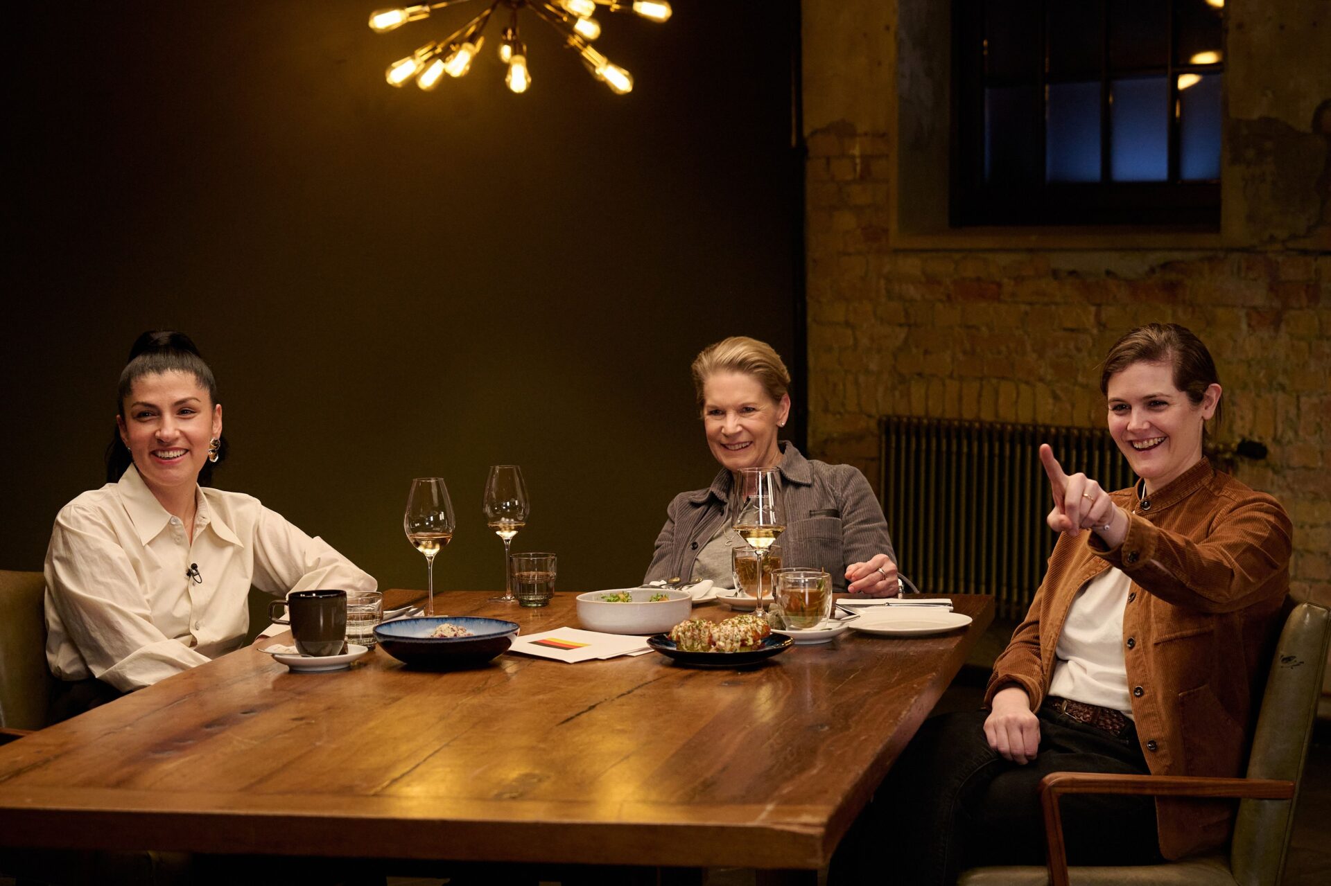Die Spitzenköchinnen Elif Oskan (v.l.), Cornelia Poletto und Viktoria Fuchs kochen bei „Kitchen Impossible“ in unterschiedlichen Teams gegeneinander.