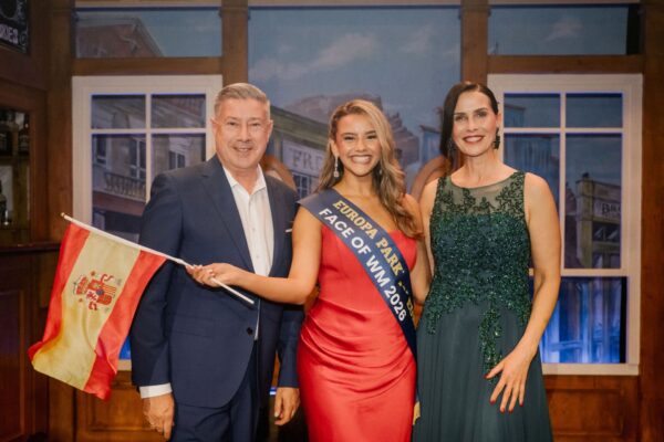Sie ist das „Face of WM 2026“: Dalina Polat (Mitte) aus Spanien – hier mit den Moderatoren des Abends Joachim Llambi und Babett Konau.