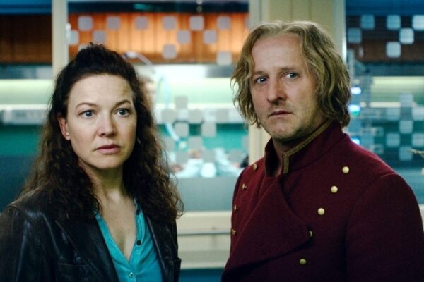 Kathi (Hannah Herzsprung) und Wiggerls Geist (Maximilian Brückner) im Krankenhaus. Foto: Leonine Studios