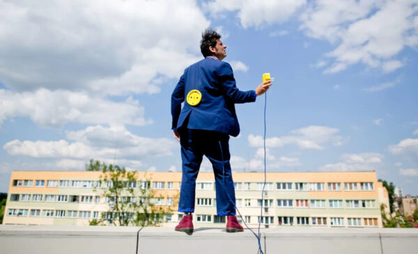 Das Festival wird mit der Atari Show von Goma eröffnet. Er verwandelt alltägliche Situationen in etwas Absurdes und Komisches. foto: Piotr Spigiel