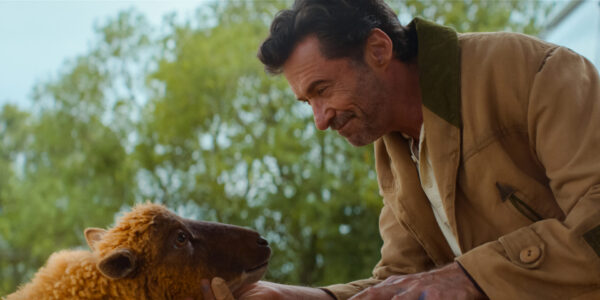 Schäfer George (Hugh Jackman) ahnt nicht, dass seine Schafe leidenschaftlich über seine vorgelesenen Krimis diskutieren.