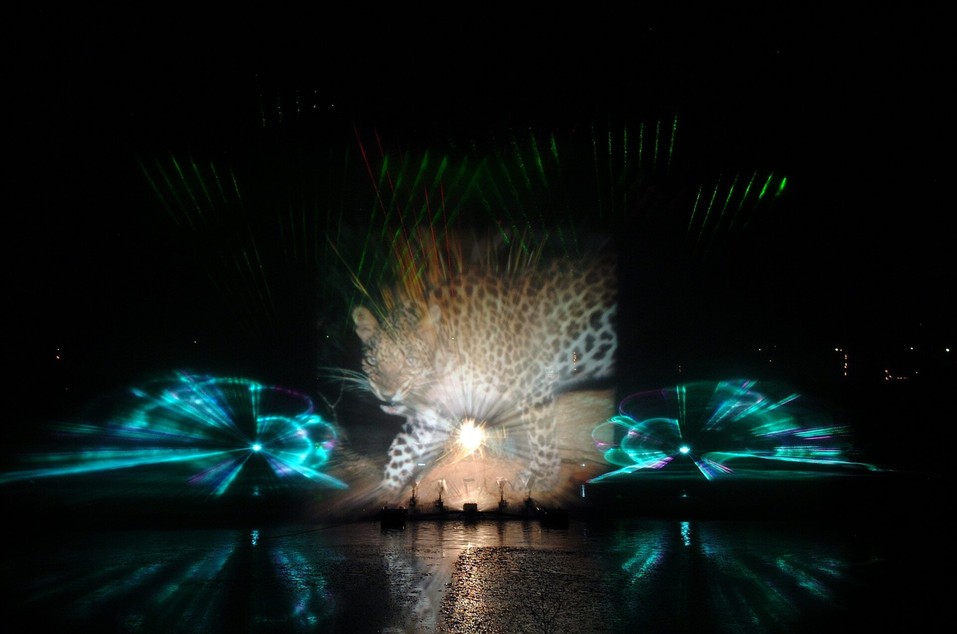 Mit einer spektakulären Kombination aus Wasserfontänen, Laserprojektionen und Lichtbildern verwandelt die Wasser- und Lasershow den See in eine eindrucksvolle Projektionsfläche.