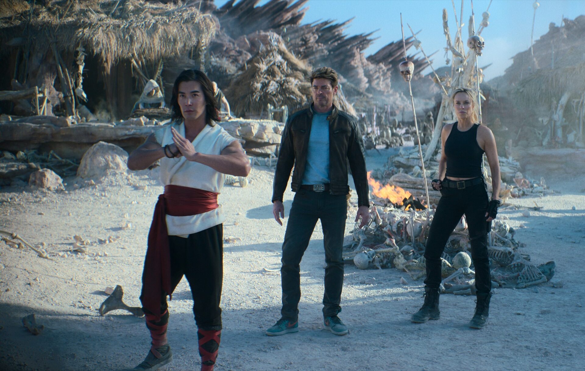 Johnny Cage (Karl Urban, Mitte) und seine Mitstreiter wollen die Schreckensherrschaft von Shao Khan beenden. Foto: Warner Bros.