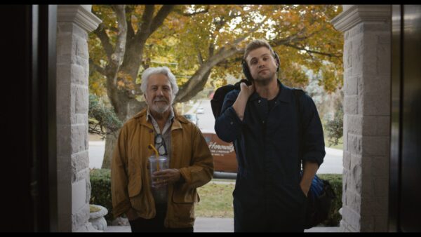 Niki White (Leo Woodall) zieht mit seinem Mentor Harry (Dustin Hoffman) von Auftrag zu Auftrag.