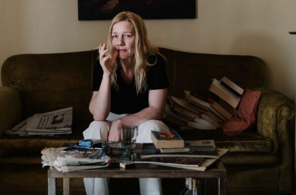 Ingeborf Bachmann (Sandra Hüller) in ihrer Wohnung in Rom.
