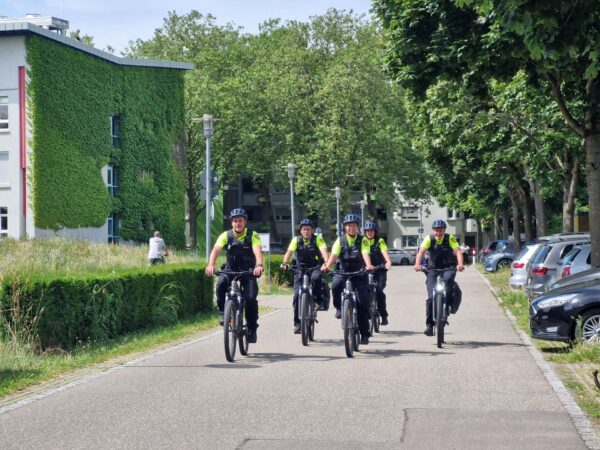 Die Fahrradgruppe der Polizei Freiburg ist mit E-Bikes in der Stadt unterwegs – sie haben bei ihren Kontrollen nun vor allem Raddiebe im Visier.
