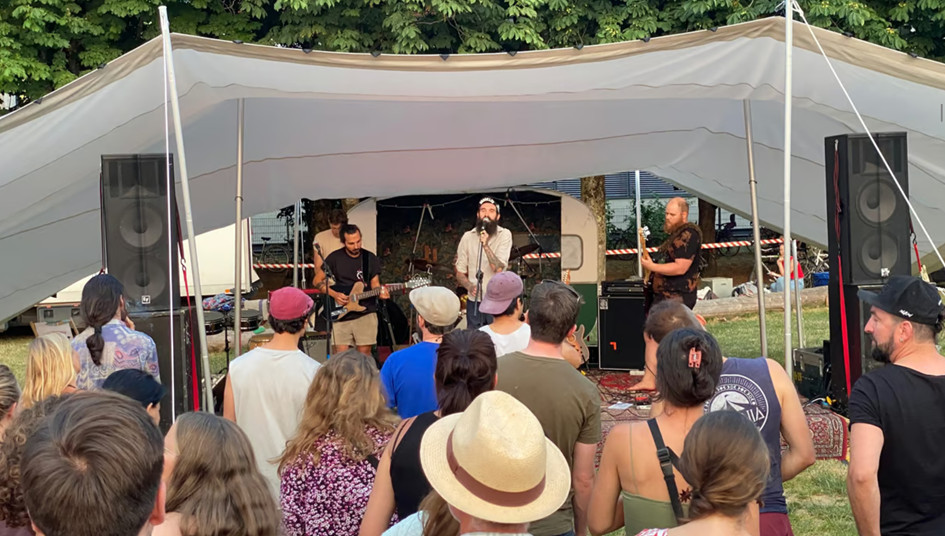 Cosmic Mints ist auch 2026 wieder live und in Farbe auf dem Knutstock im Eschholzpark zu erleben. Foto: Veranstalter