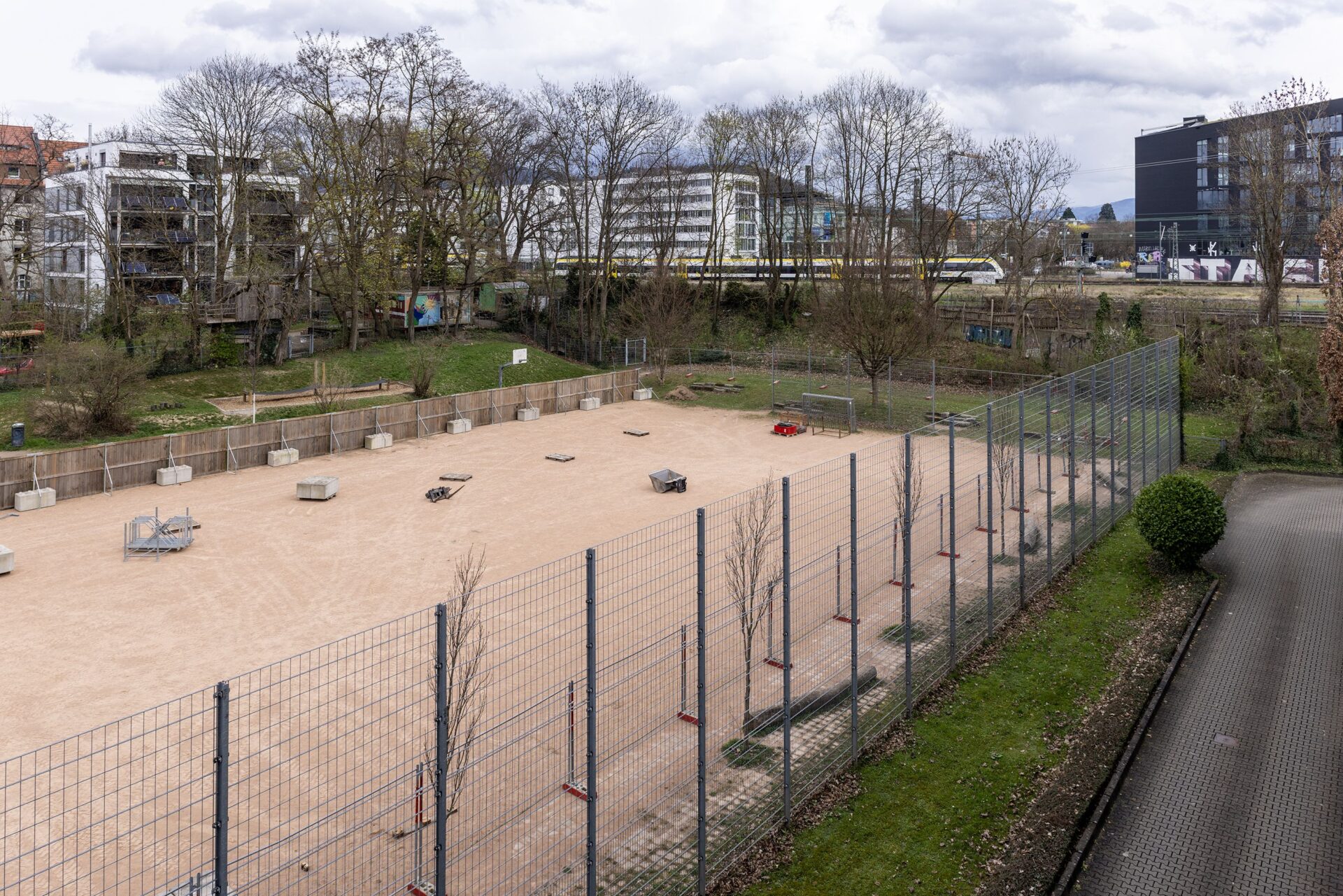 Im Stühlinger laufen die Vorarbeiten: Der öffentliche Spielplatz an der Klarastraße ist bis Mitte 2027 gesperrt, denn hier startet das Millionenprojekt.