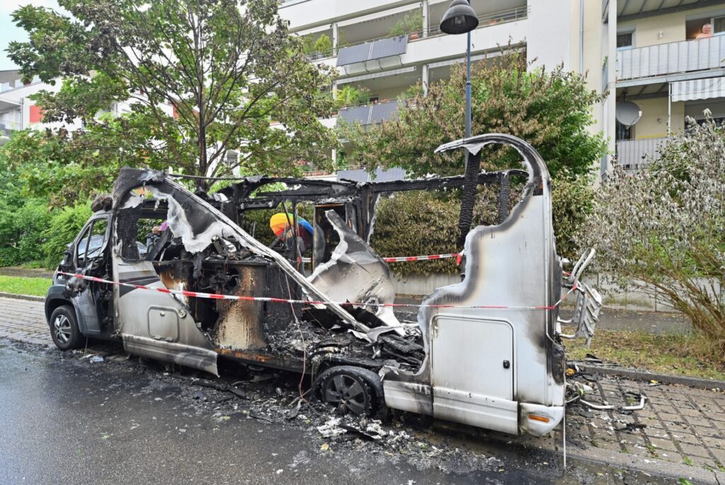 Eines der ausgebrannten Wohnmobile im Stadtteil Rieselfeld. Foto: Michael Bamberger