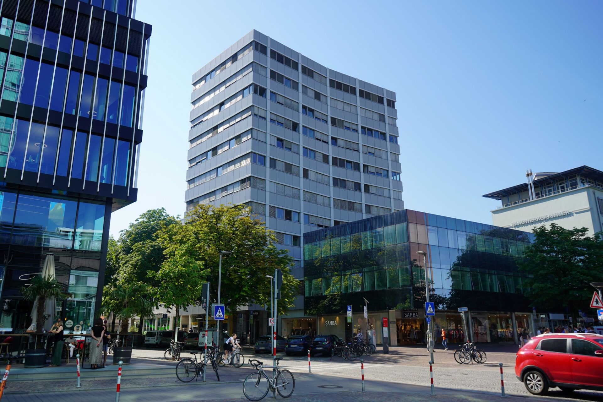 Das „Adam-Haus“ in Freiburg soll einem Neubau weichen. Die städtebauliche Voruntersuchung schlägt als Idee eine unterirdische Verlängerung der Bahnhofsunterführung ins Untergeschoss des Neubaus vor.