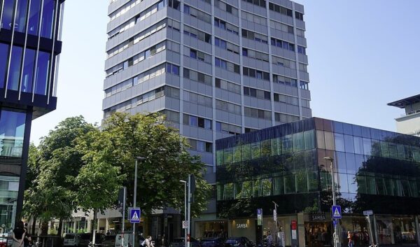 Das „Adam-Haus“ soll einem Neubau weichen. Die städtebauliche Voruntersuchung schlägt als Idee eine unterirdische Verlängerung der Bahnhofsunterführung ins Untergeschoss des Neubaus vor.