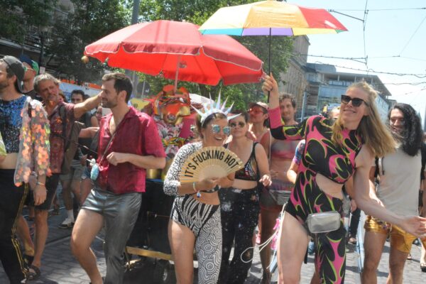 Ausgelassene Stimmung herrschte wieder beim CSD: Fächer und bunte Schirme waren aufgrund des sommerlichen Wetters Pflicht.