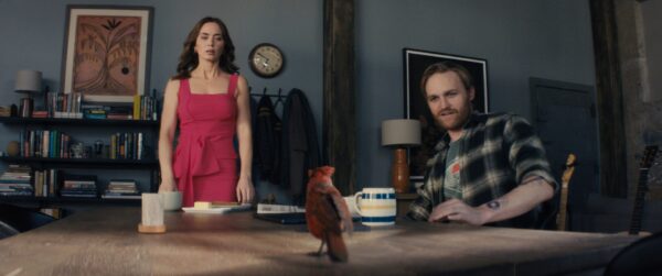 Margaret (Emily Blunt) und ihr Partner Jackson (Wyatt Russell) erleben mysteriöse Ereignisse. Foto: Universal Pictures