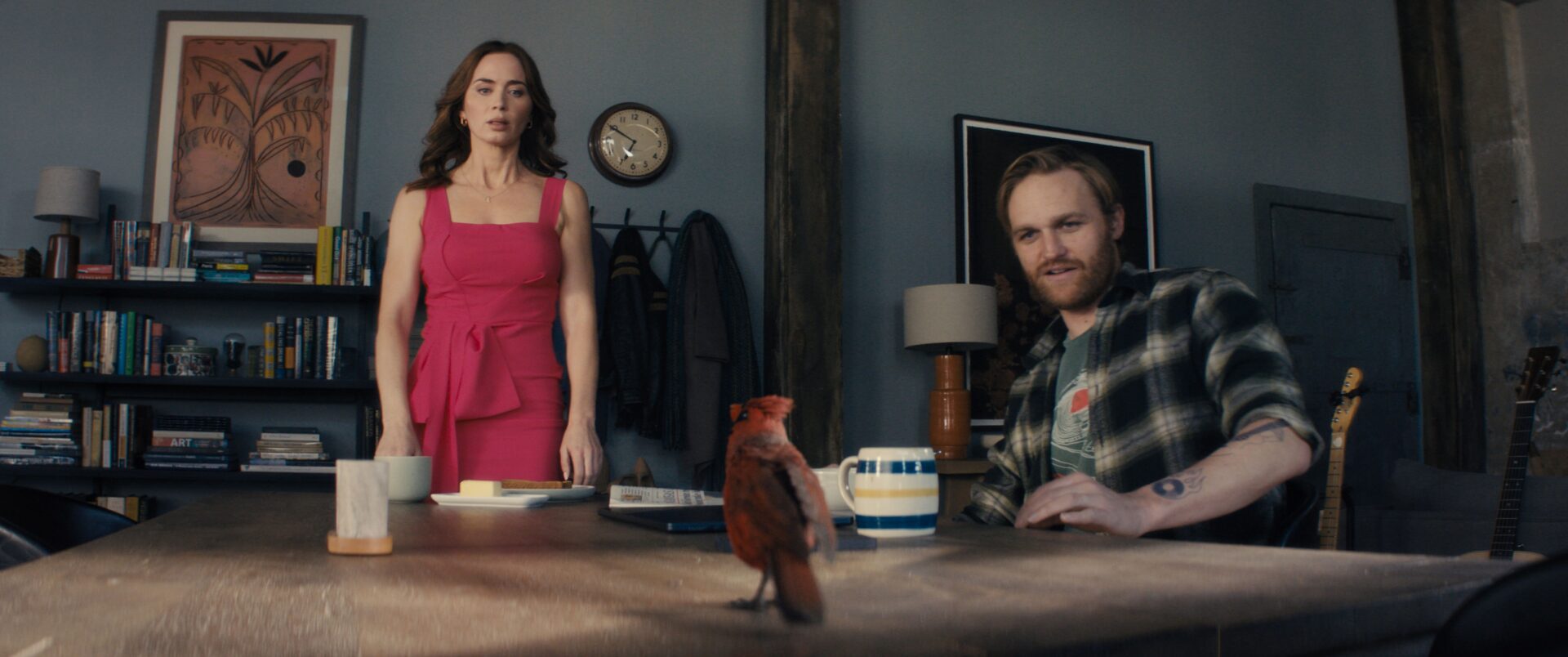 Margaret (Emily Blunt) und ihr Partner Jackson (Wyatt Russell) erleben mysteriöse Ereignisse. Foto: Universal Pictures