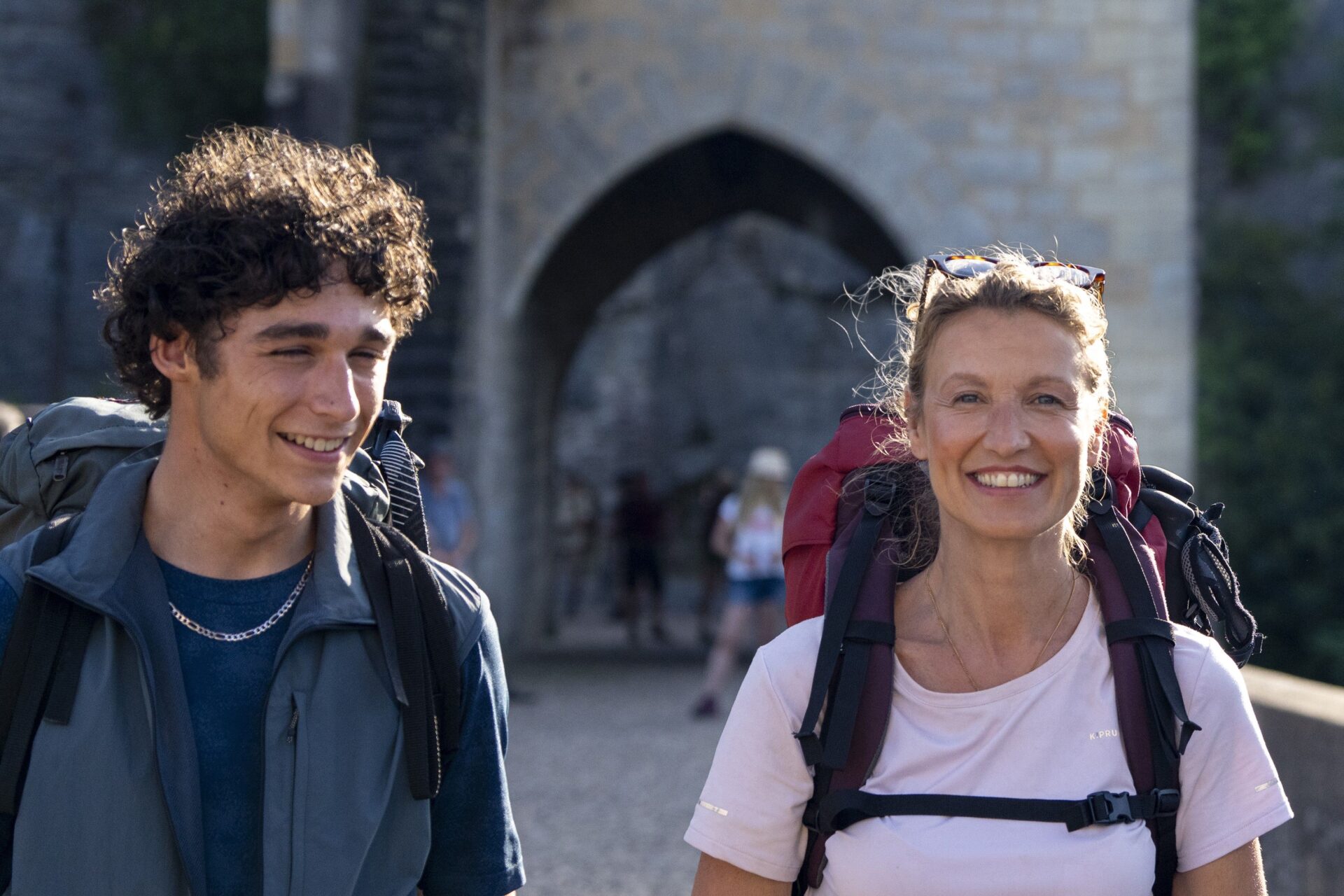 Fred (Alexandra Lamy) und Adam (Julien Le Berre) sind gemeinsam auf dem Jakobsweg unterwegs.
